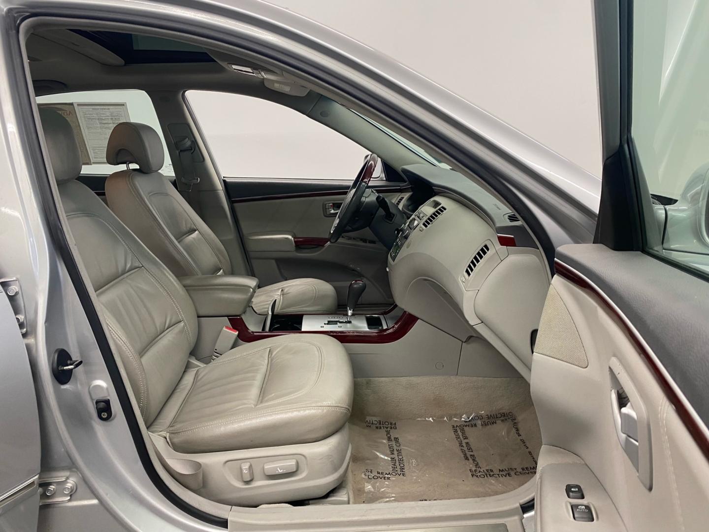 2007 SILVER /Tan Hyundai Azera AWD (KMHFC46F27A) with an 2.4L L4 DOHC 16V engine, 4-Speed Automatic Overdrive transmission, located at 533 S West End Blvd., Quakertown, PA, 18951, (877) 257-4995, 40.343994, -75.303604 - INCLUDED IN THE SALE PRICE OF EVERY VEHICLE: 48 Hour Money Back Guarantee 6 Month - 6,000 Mile Warranty Brand New PA State Inspection & Emission $10 Oil Changes for the Life of the Loan Complete CARFAX - Photo#5